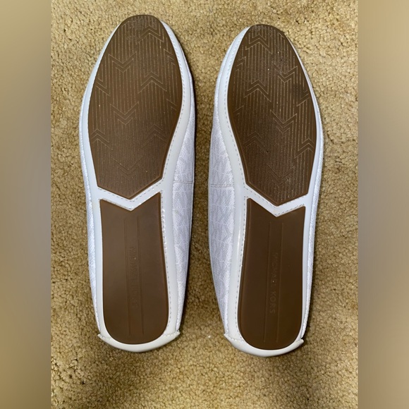 MICHAEL MICHAEL KORS WITHE FLATS. - Picture 8 of 16